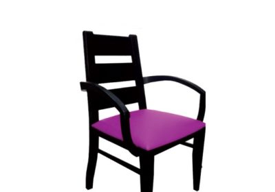 Chaise en bois avec accoudoir assise en simili cuir Bella