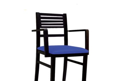 chaise en bois avec accoudoir assise en simili cuir maya