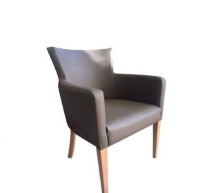 chaise en bois avec accoudoire et assise en simili cuir bristolle