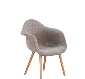 chaise en bois avec accoudoire et assise en tissu samba