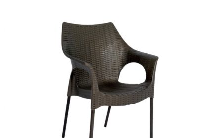 chaise en plastique avec accoudoirs