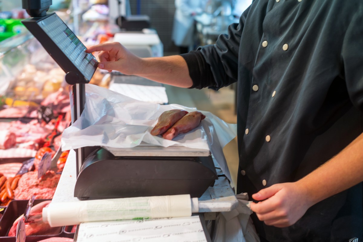 Intérieur d'une boutique avec du matériel de boucherie professionnel à Fès