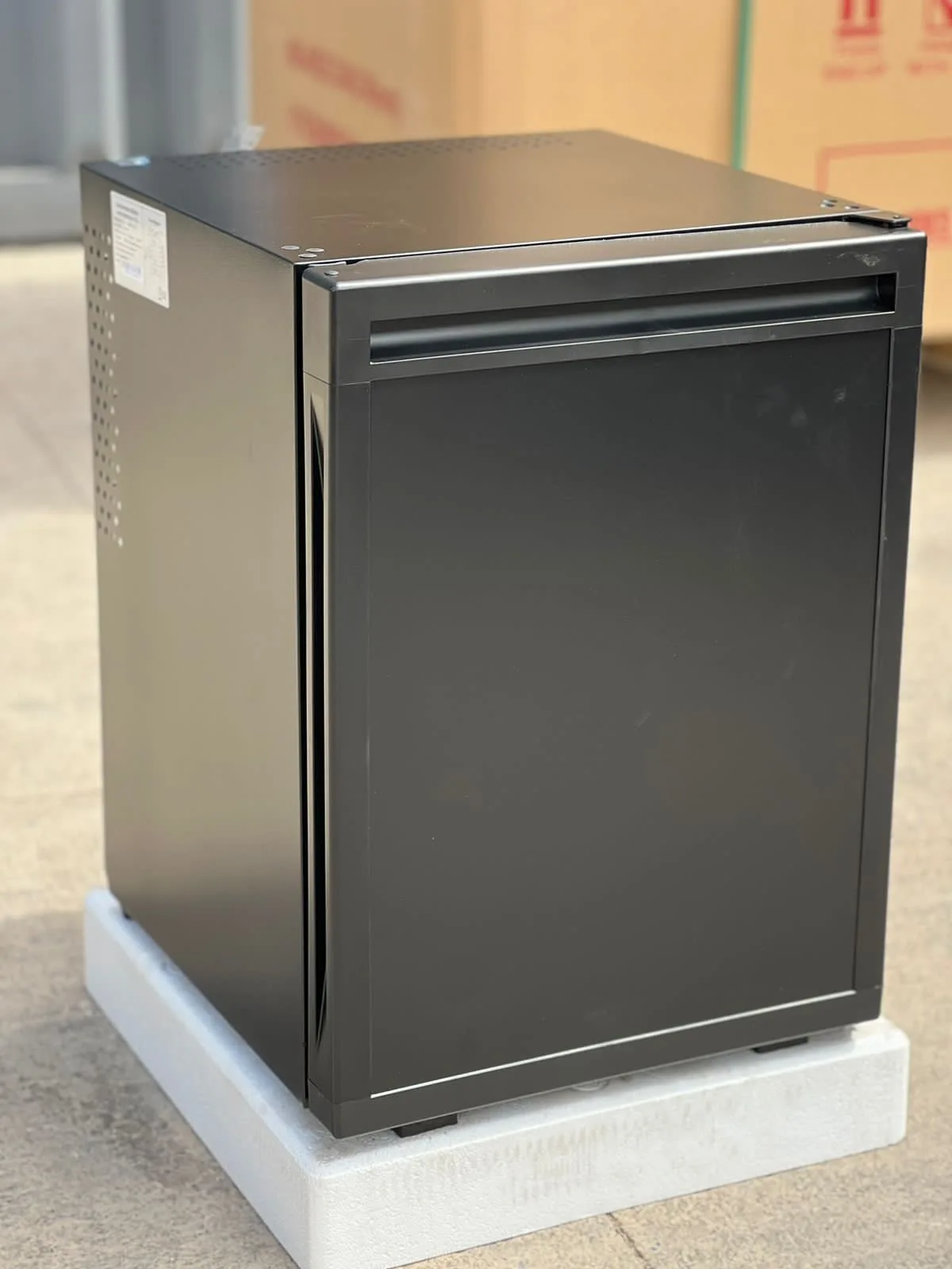 Mini bar silencieux 40 L noir d 400*420*550
